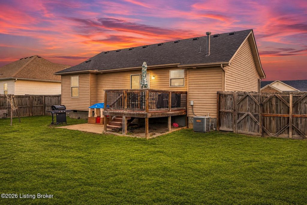 Photo of 157 Wooded Oak Ct, Shepherdsville, KY 40165 (MLS # 1717798)