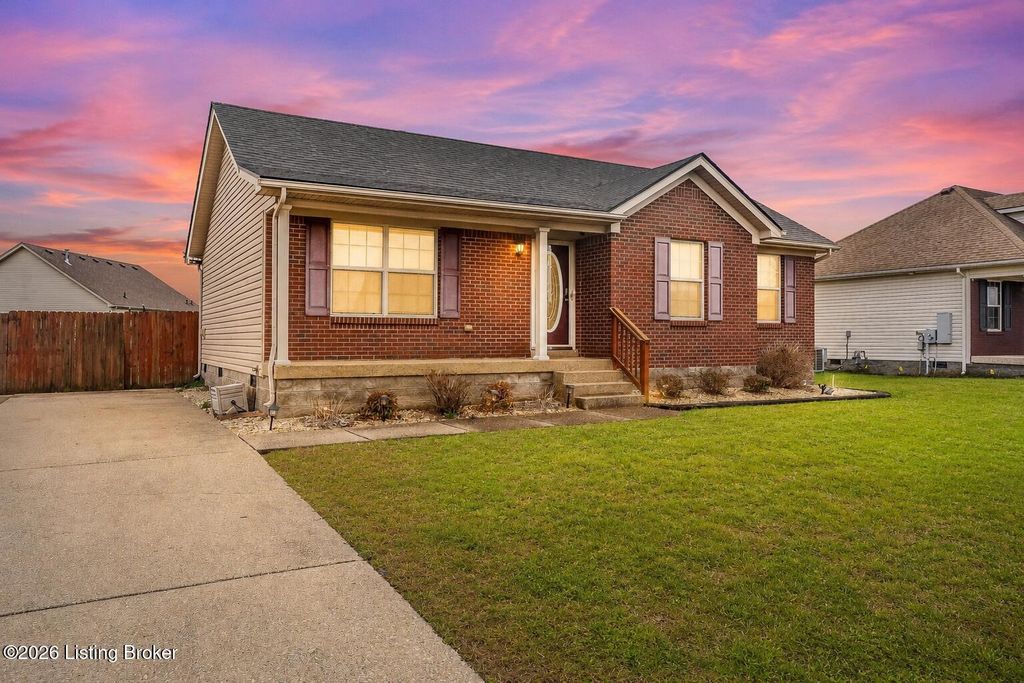 Photo of 157 Wooded Oak Ct, Shepherdsville, KY 40165 (MLS # 1717798)