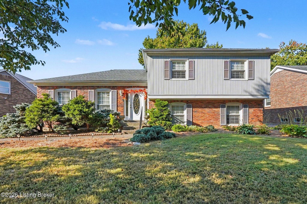 Photo of 1202 Holsworth Ln, Louisville, KY 40222 (MLS # 1729393)