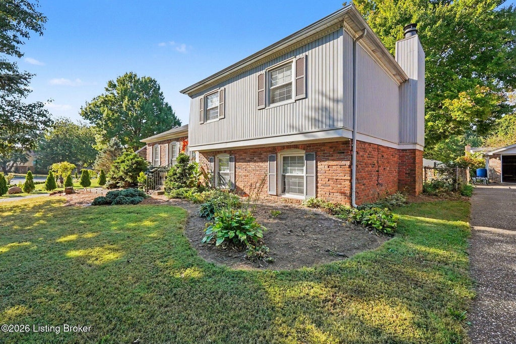 Photo of 1202 Holsworth Ln, Louisville, KY 40222 (MLS # 1729393)