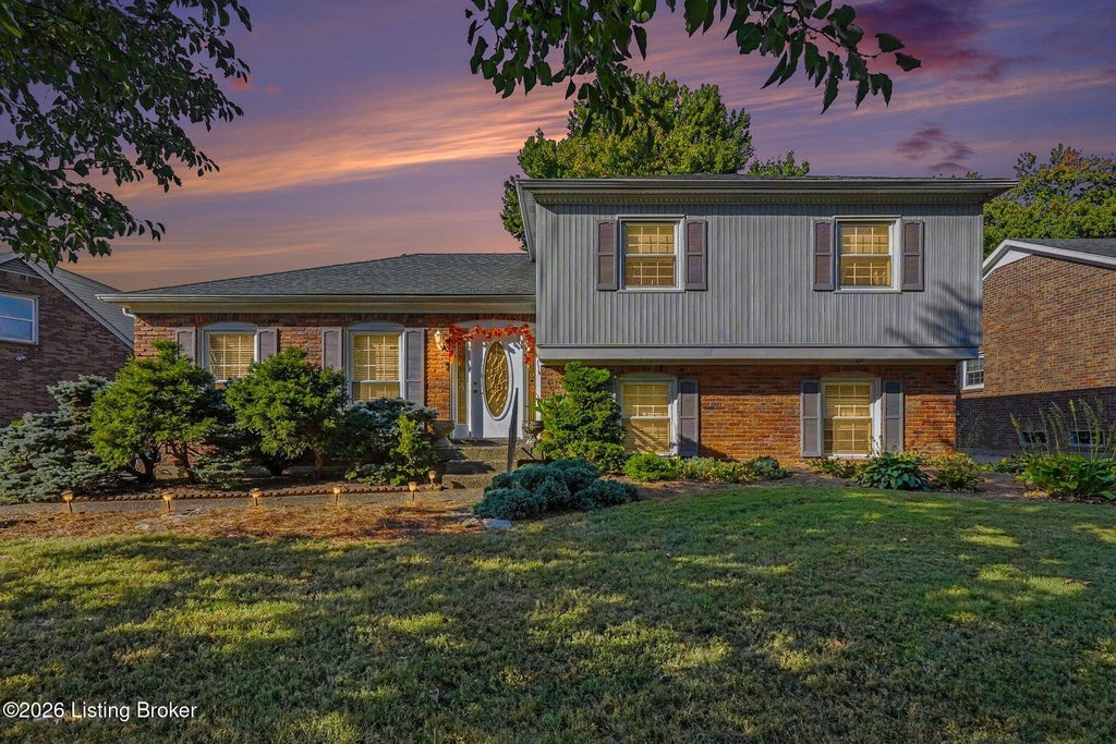 Photo of 1202 Holsworth Ln, Louisville, KY 40222 (MLS # 1729393)
