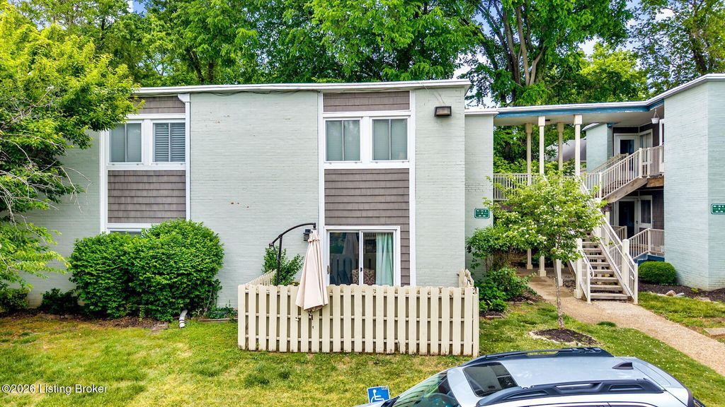 Photo of 1815 Gardiner Ln #APT G64, Louisville, KY 40205 (MLS # 1715869)