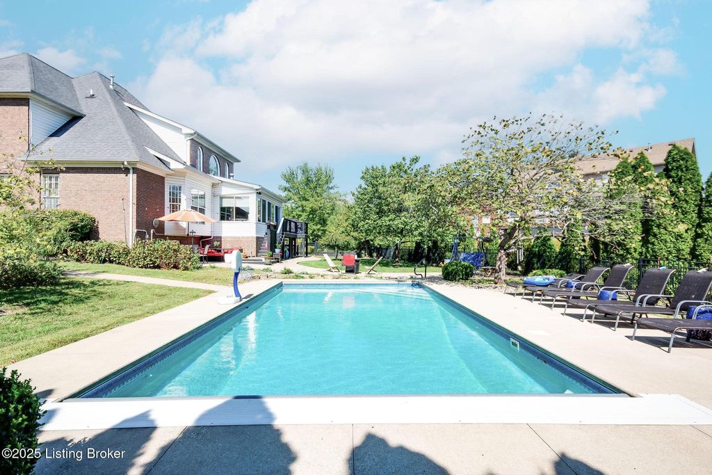 Photo of 6319 Zurich Ct, Prospect, KY 40059 (MLS # 1700584)