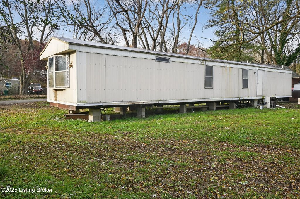 Photo of 226 Creekside Dr, Shepherdsville, KY 40165 (MLS # 1703896)