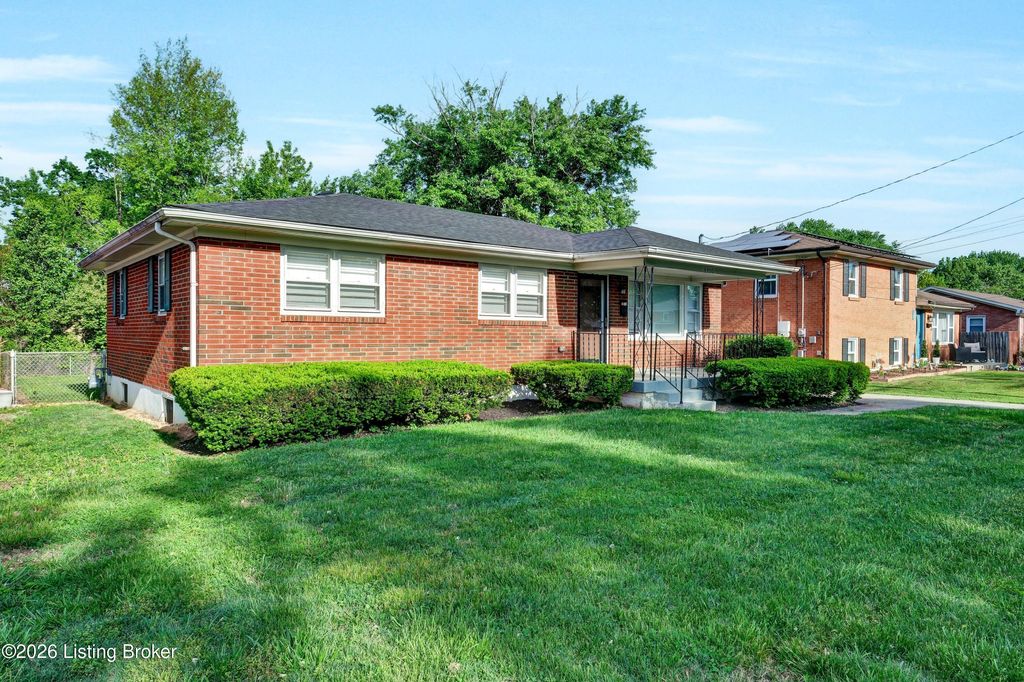 Photo of 8300 Gloxinia Dr, Louisville, KY 40258 (MLS # 1714885)