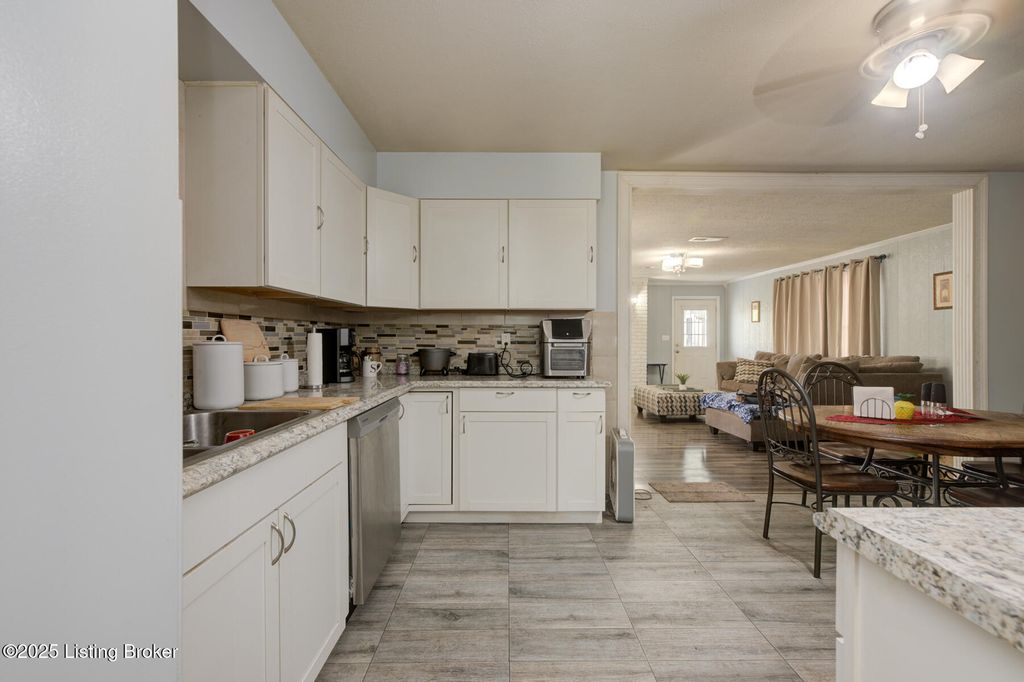 Photo of 5215 Pyrus Ln, Louisville, KY 40258 (MLS # 1701475)
