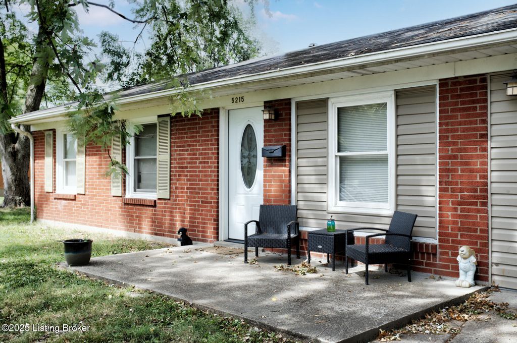 Photo of 5215 Pyrus Ln, Louisville, KY 40258 (MLS # 1701475)