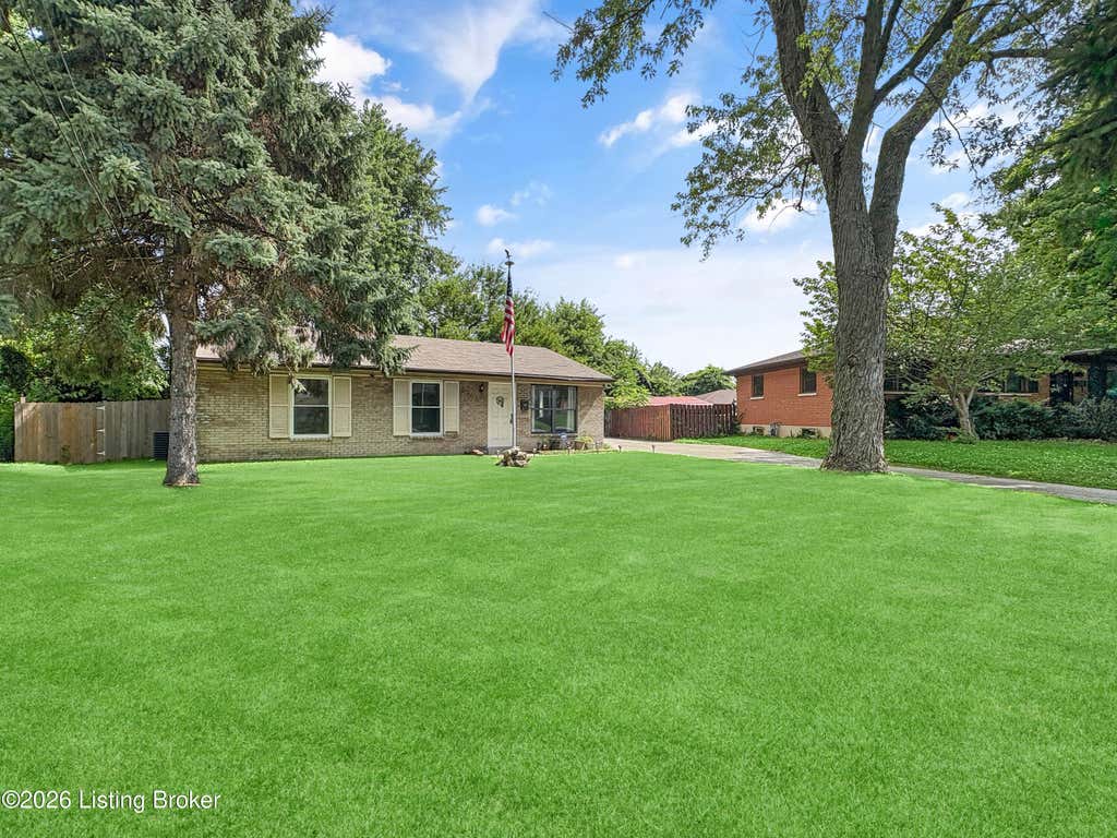 Photo of 4906 Lesabre Dr, Louisville, KY 40216 (MLS # 1723575)
