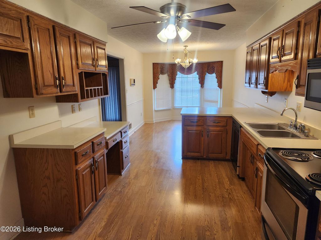 Photo of 7318 York River Rd, Louisville, KY 40214 (MLS # 1707090)