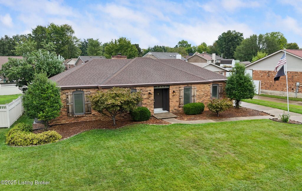 Photo of 7807 Apple Valley Dr, Louisville, KY 40228 (MLS # 1703461)