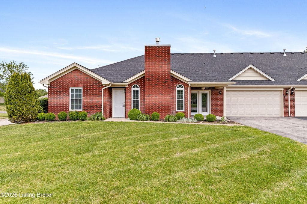 Photo of 5038 Woodridge Lake Blvd, Louisville, KY 40272 (MLS # 1714463)