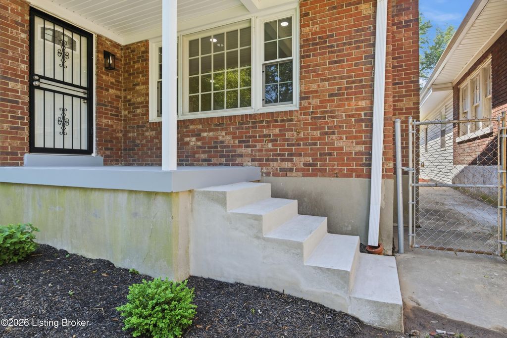 Photo of 4230 Northwestern Pkwy, Louisville, KY 40212 (MLS # 1718215)