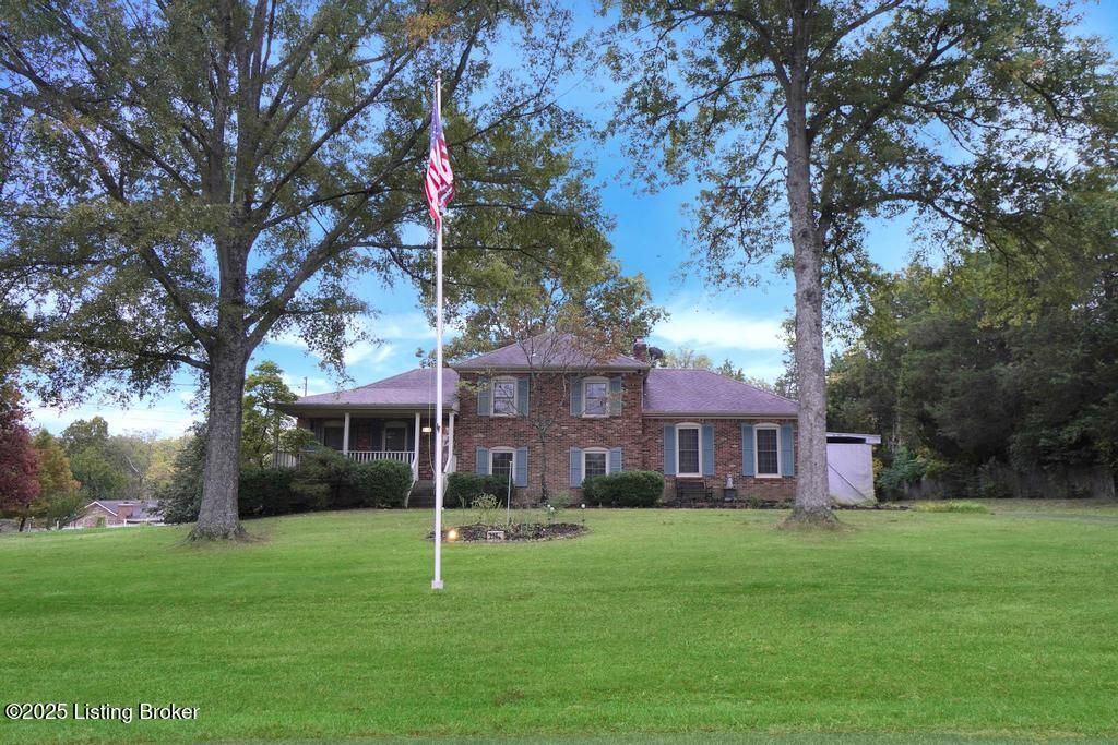 Photo of 2302 Forrest Park Dr, La Grange, KY 40031 (MLS # 1702063)
