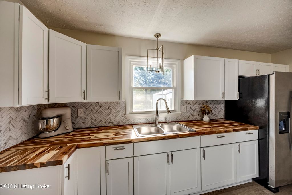 Photo of 402 Duggins Dr, Elizabethtown, KY 42701 (MLS # 1709787)