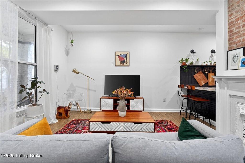 Photo of 417 Camp St, Louisville, KY 40203 (MLS # 1705079)