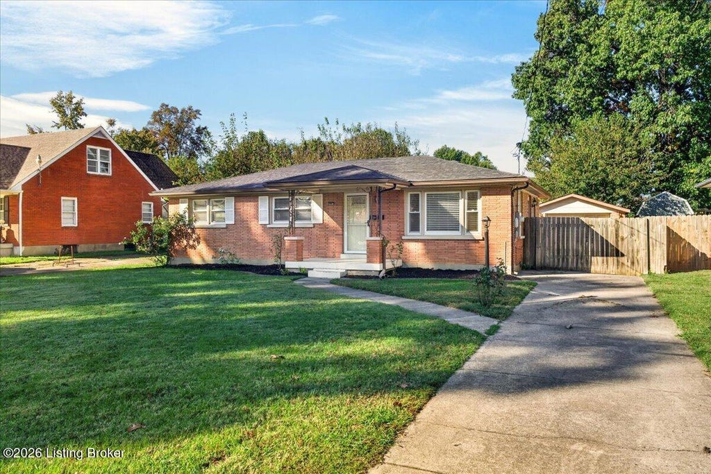 Photo of 7710 Poinsettia Dr, Louisville, KY 40258 (MLS # 1733194)