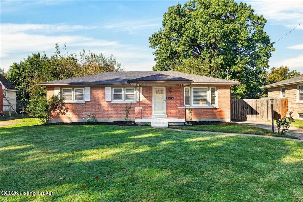 Photo of 7710 Poinsettia Dr, Louisville, KY 40258 (MLS # 1733194)