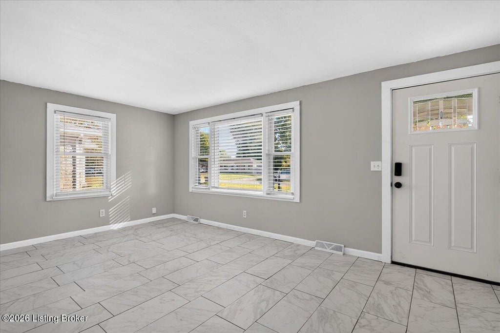 Photo of 7710 Poinsettia Dr, Louisville, KY 40258 (MLS # 1733194)