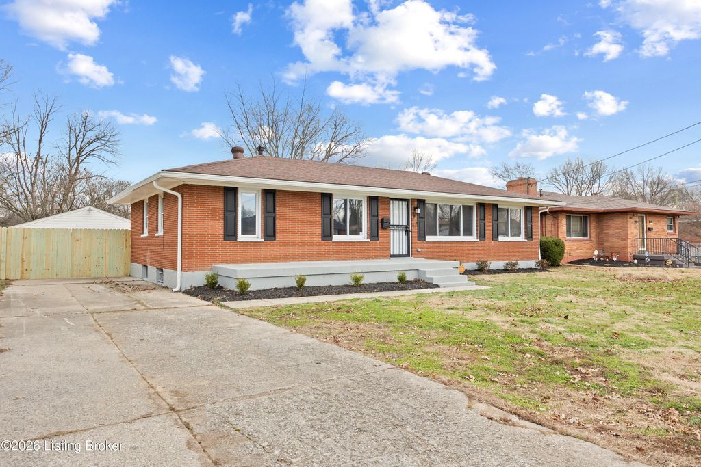 Photo of 8905 Mapleview Dr, Louisville, KY 40258 (MLS # 1710831)