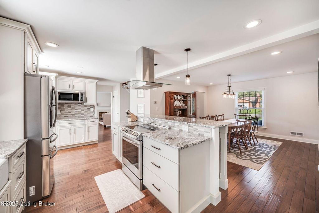 Photo of 3700 Whitehall Ct, Louisville, KY 40272 (MLS # 1700550)