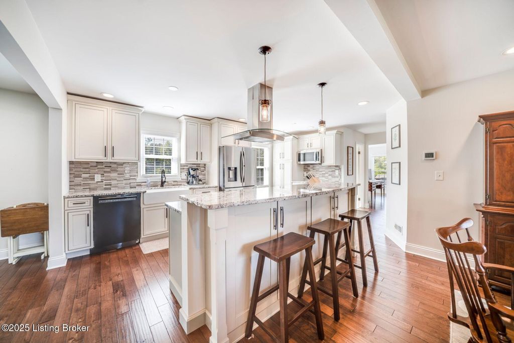 Photo of 3700 Whitehall Ct, Louisville, KY 40272 (MLS # 1700550)