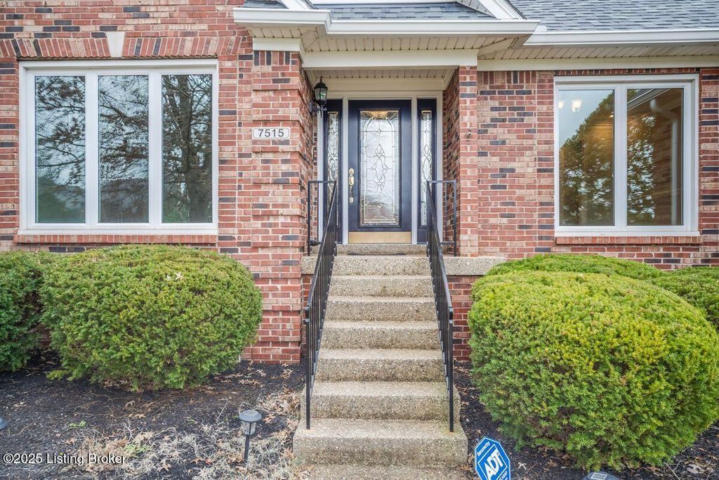 Photo of 7515 Kendrick Crossing Ln, Louisville, KY 40291 (MLS # 1704116)