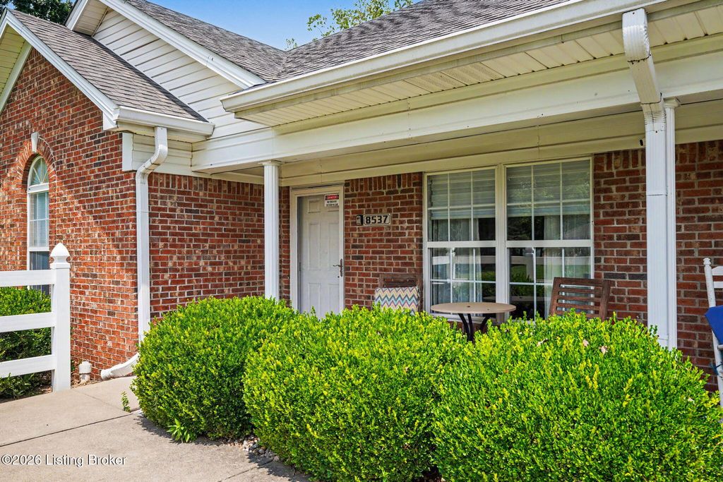 Photo of 8537 Applegate Village Dr, Louisville, KY 40219 (MLS # 1722407)