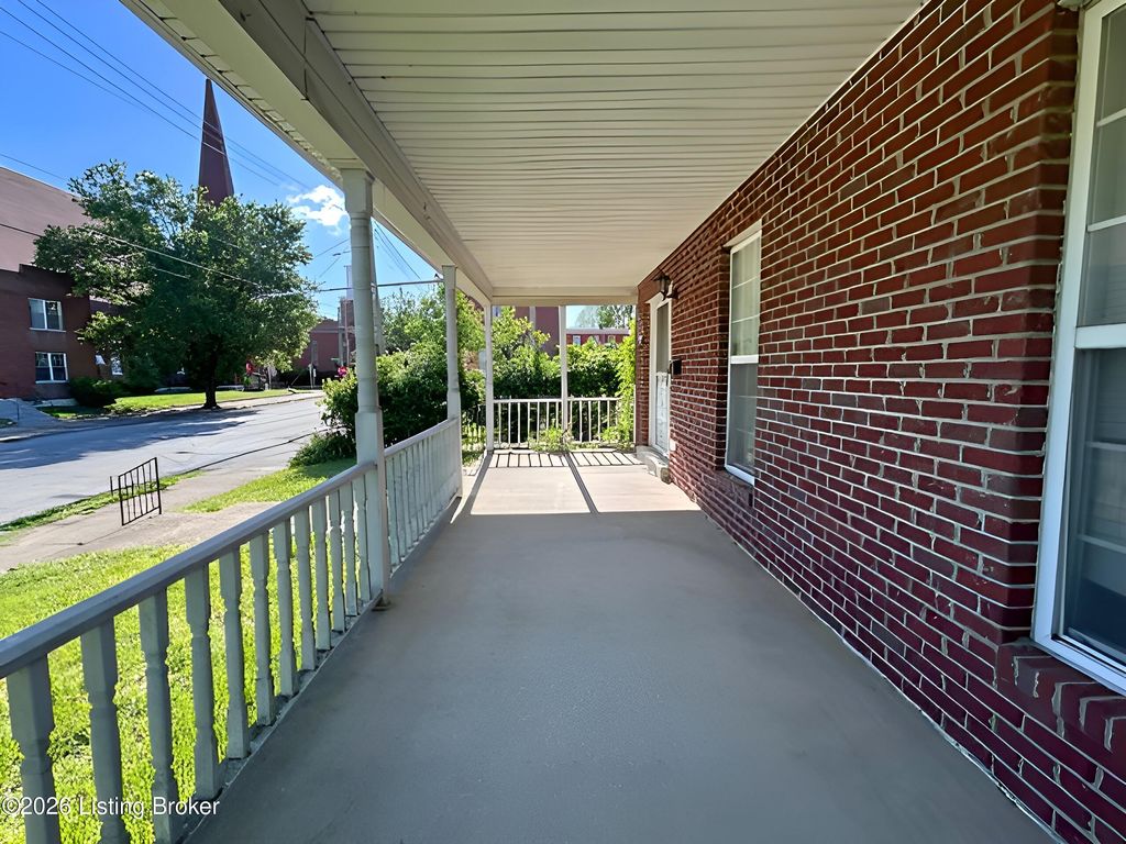 Photo of 1810 W Chestnut St, Louisville, KY 40203 (MLS # 1717678)