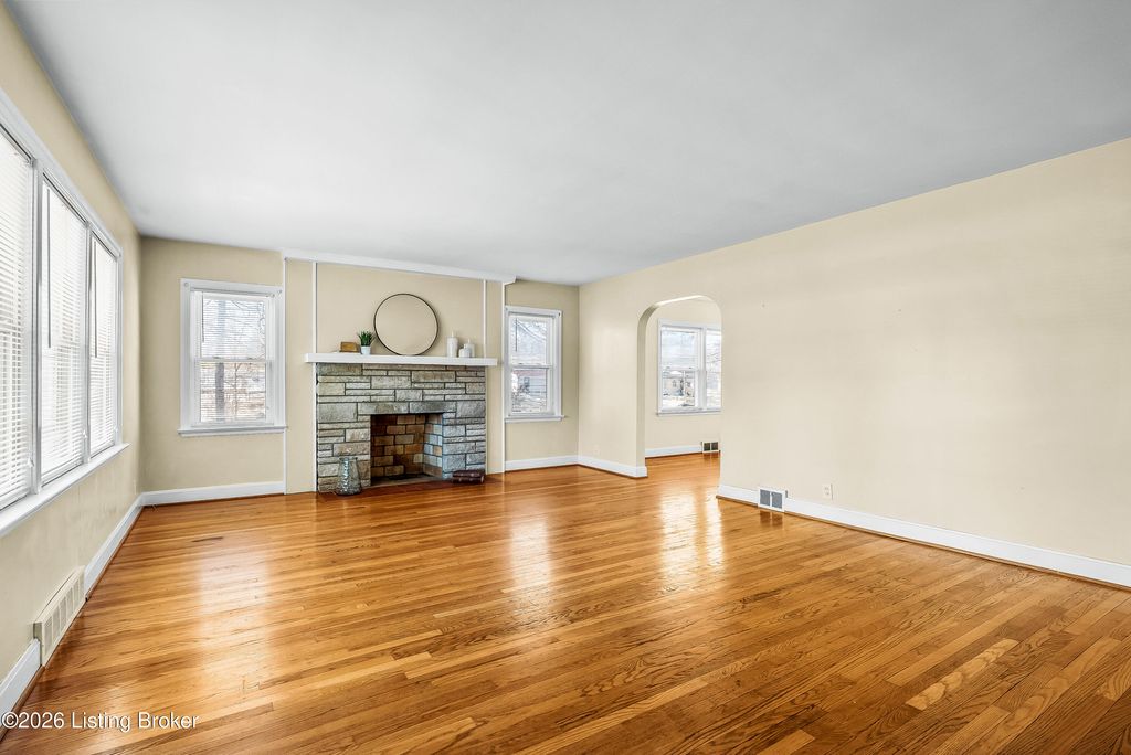 Photo of 610 W Jefferson St, La Grange, KY 40031 (MLS # 1709043)