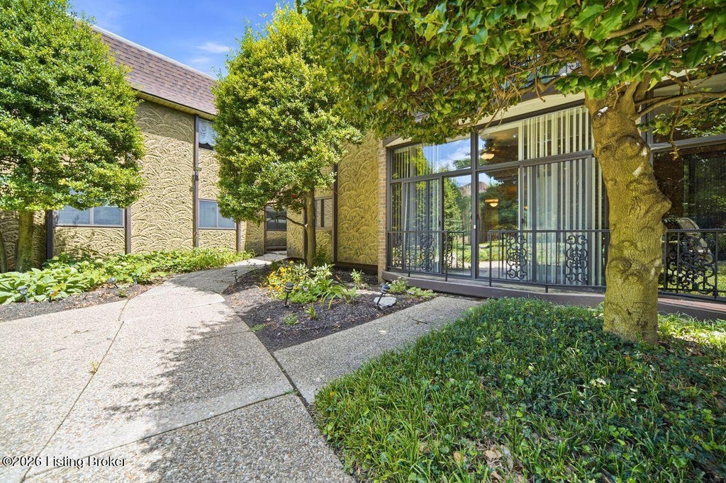 Photo of 1602 Gardiner Ln #APT 130, Louisville, KY 40205 (MLS # 1715976)