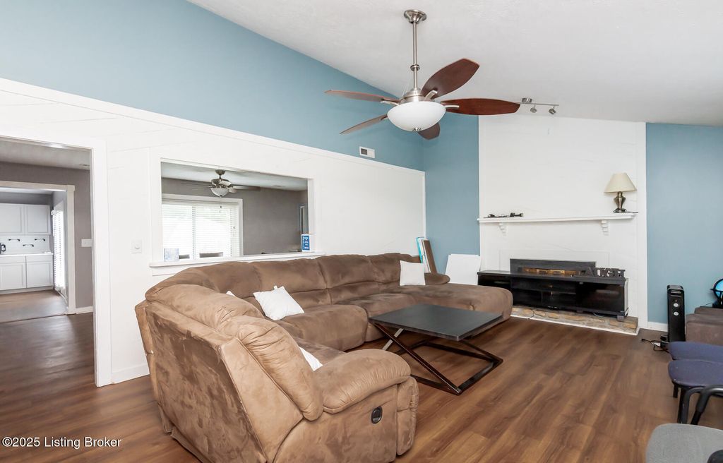 Photo of 9210 Wakulla Ct, Jeffersontown, KY 40299 (MLS # 1701330)