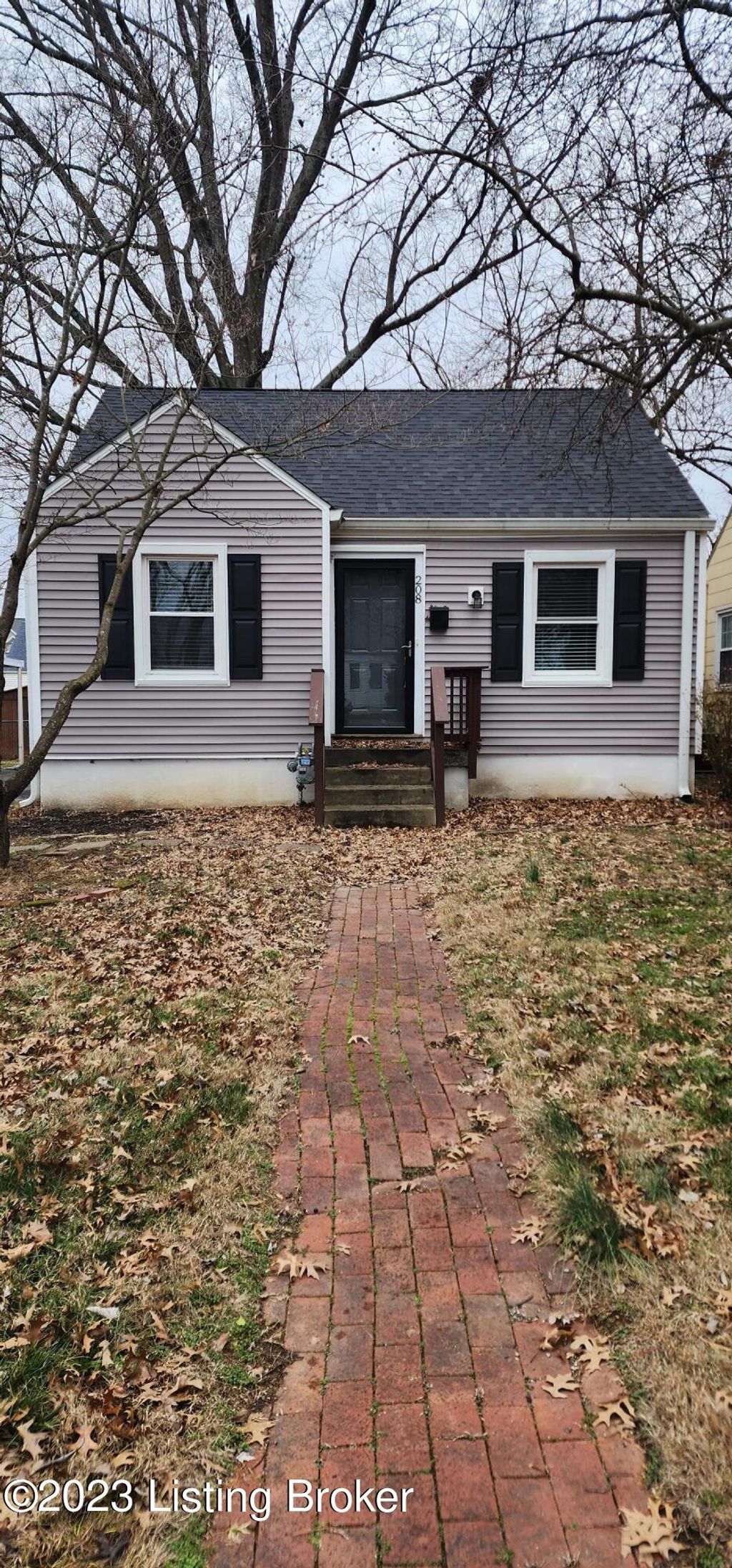 Photo of 208 Colonial Dr, Louisville, KY 40207 (MLS # 1708795)