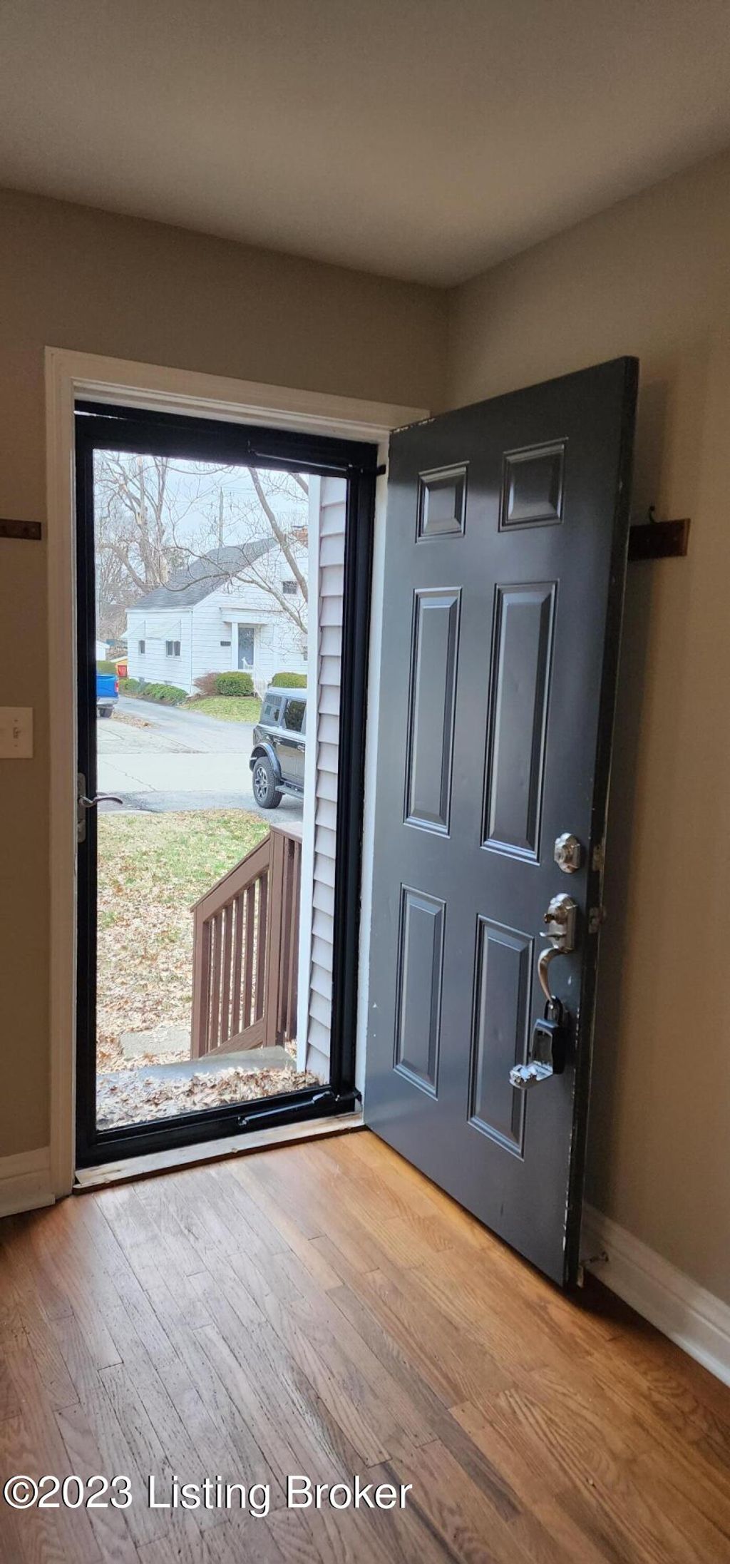 Photo of 208 Colonial Dr, Louisville, KY 40207 (MLS # 1708795)