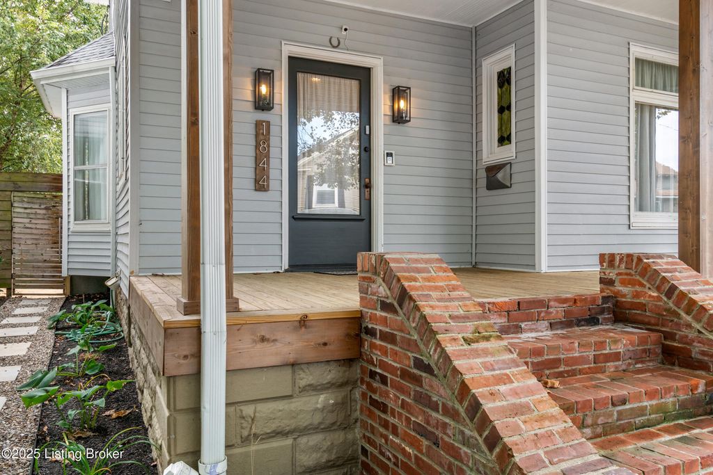 Photo of 1844 Edgeland Ave, Louisville, KY 40204 (MLS # 1709742)