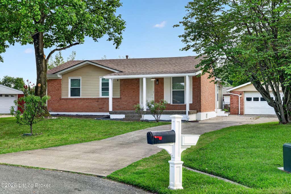 Photo of 2522 Montpelier Ct, Louisville, KY 40272 (MLS # 1725731)