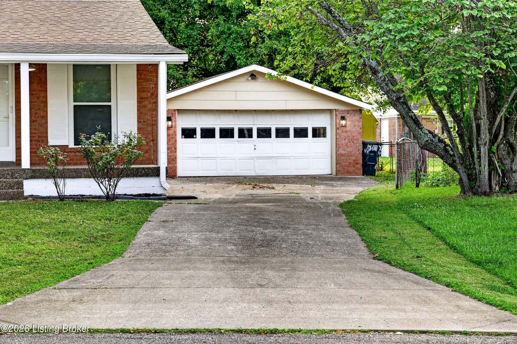 Photo of 2522 Montpelier Ct, Louisville, KY 40272 (MLS # 1725731)