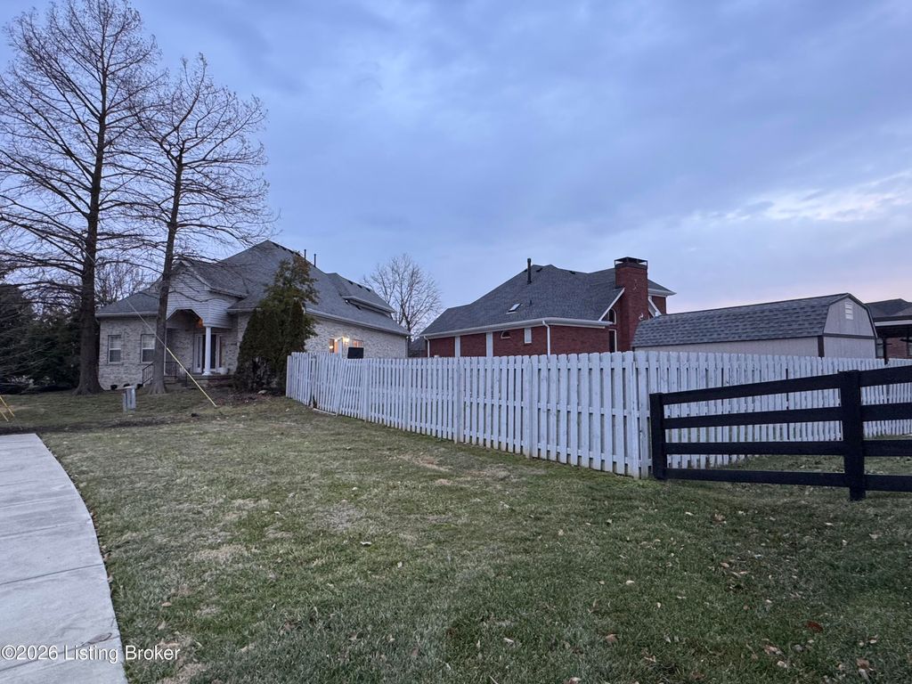 Photo of 1118 Silvercrest Ln, Louisville, KY 40223 (MLS # 1706836)