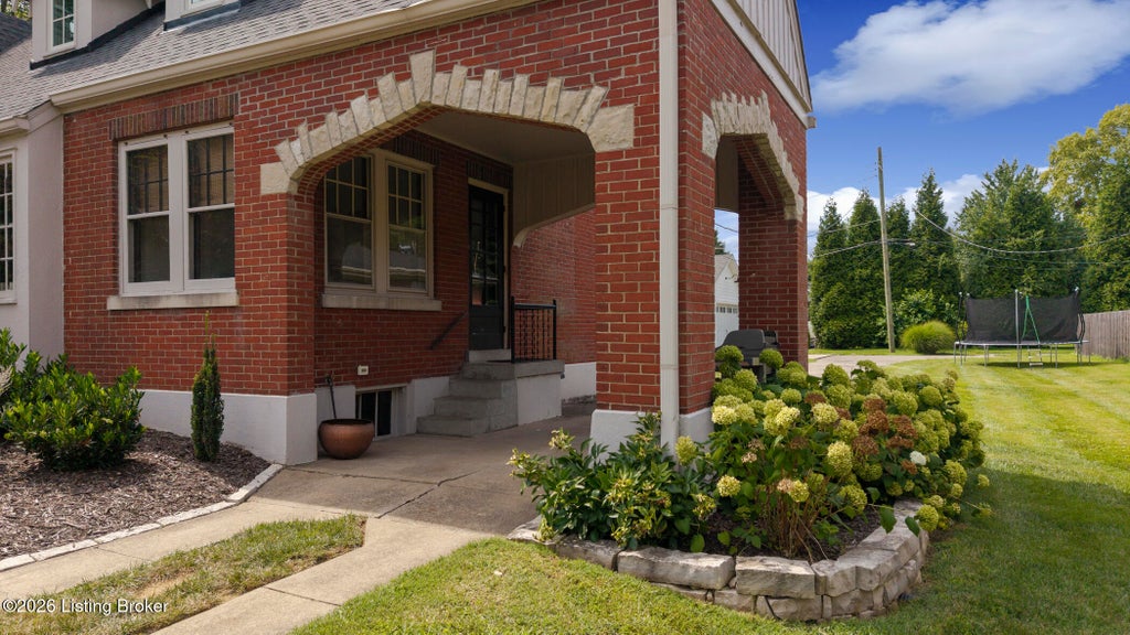 Photo of 3811 Hycliffe Ave, Louisville, KY 40207 (MLS # 1724167)
