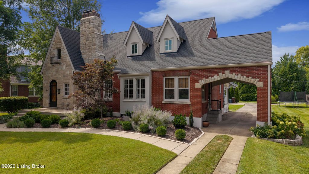 Photo of 3811 Hycliffe Ave, Louisville, KY 40207 (MLS # 1724167)