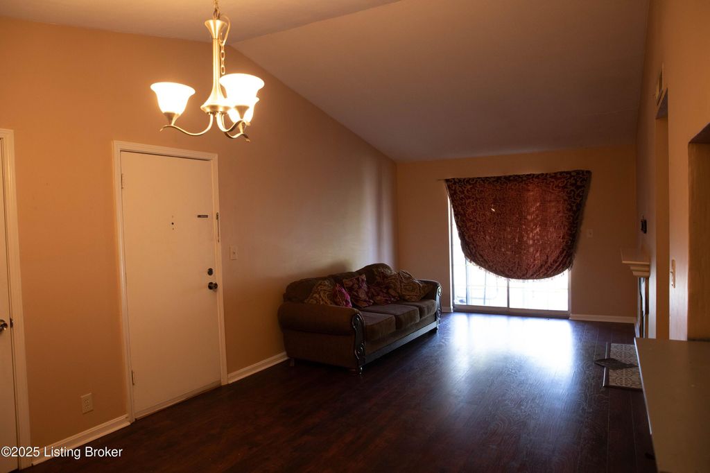 Photo of 3312 Colonial Manor Cir #UNIT 6A, Louisville, KY 40218 (MLS # 1703531)