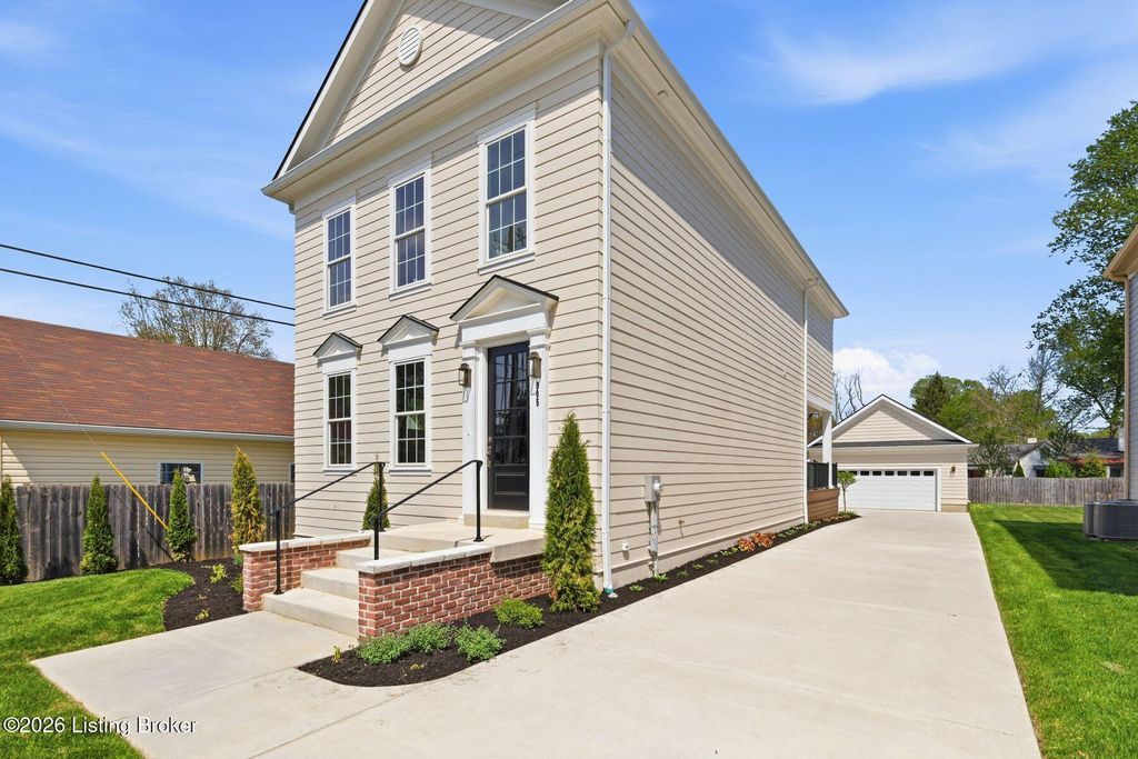 Photo of 905 S Sherrin Ave, Louisville, KY 40207 (MLS # 1714778)