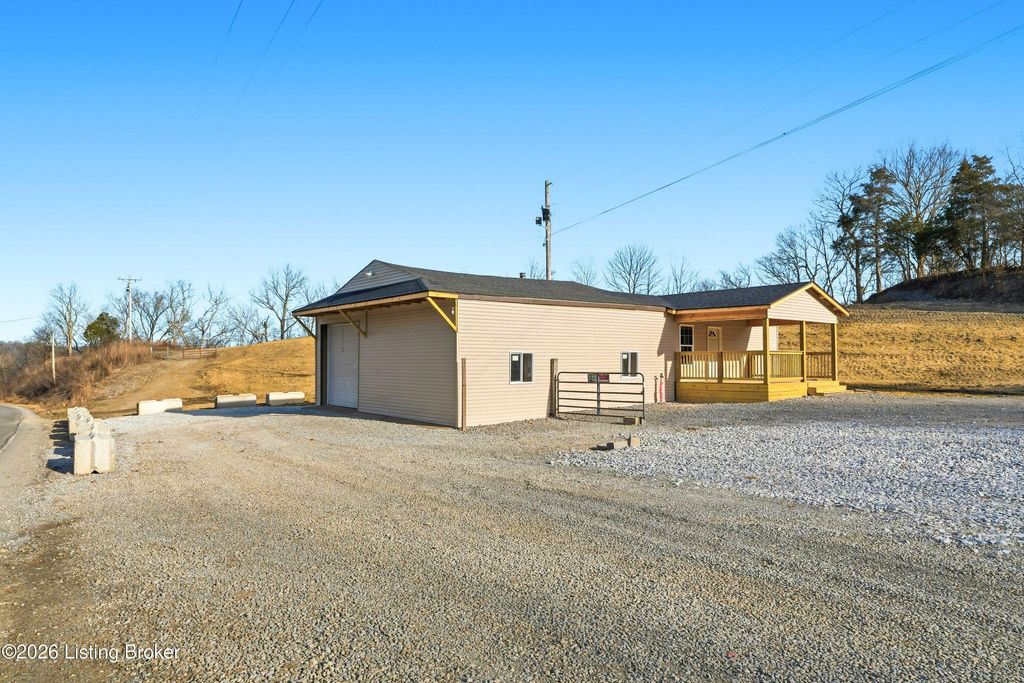 Photo of 931 Old Louisville Rd, Coxs Creek, KY 40013 (MLS # 1706340)