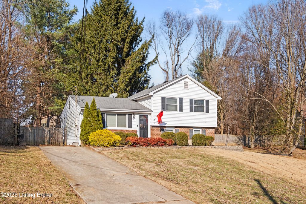 Photo of 8705 Shepherds Ct, Louisville, KY 40291 (MLS # 1705576)