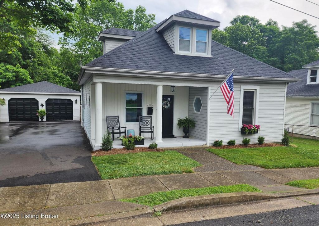 Photo of 209 N Cedar St, La Grange, KY 40031 (MLS # 1689736)