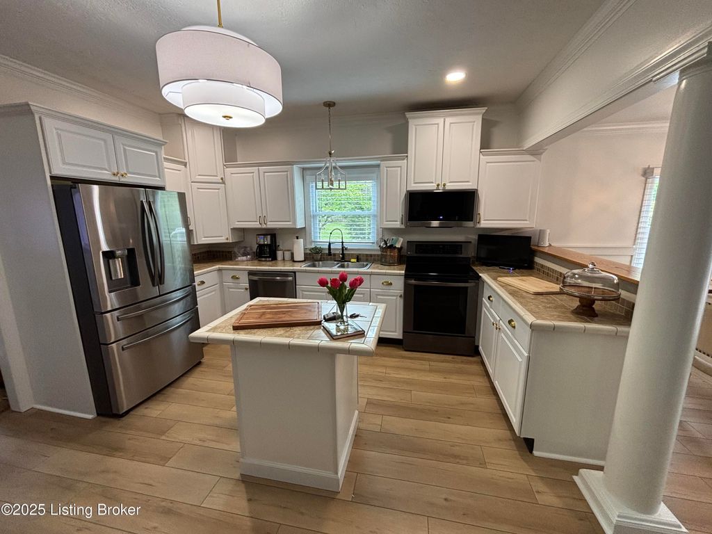 Photo of 209 N Cedar St, La Grange, KY 40031 (MLS # 1689736)