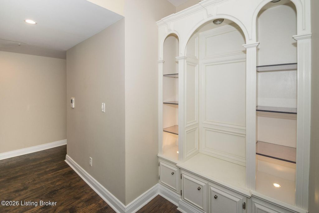 Photo of 10619 Meeting St #304, Prospect, KY 40059 (MLS # 1714117)