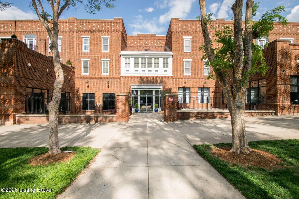 Photo of 10619 Meeting St #304, Prospect, KY 40059 (MLS # 1714117)