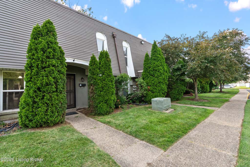 Photo of 602 La Fontenay Ct, Louisville, KY 40223 (MLS # 1726182)