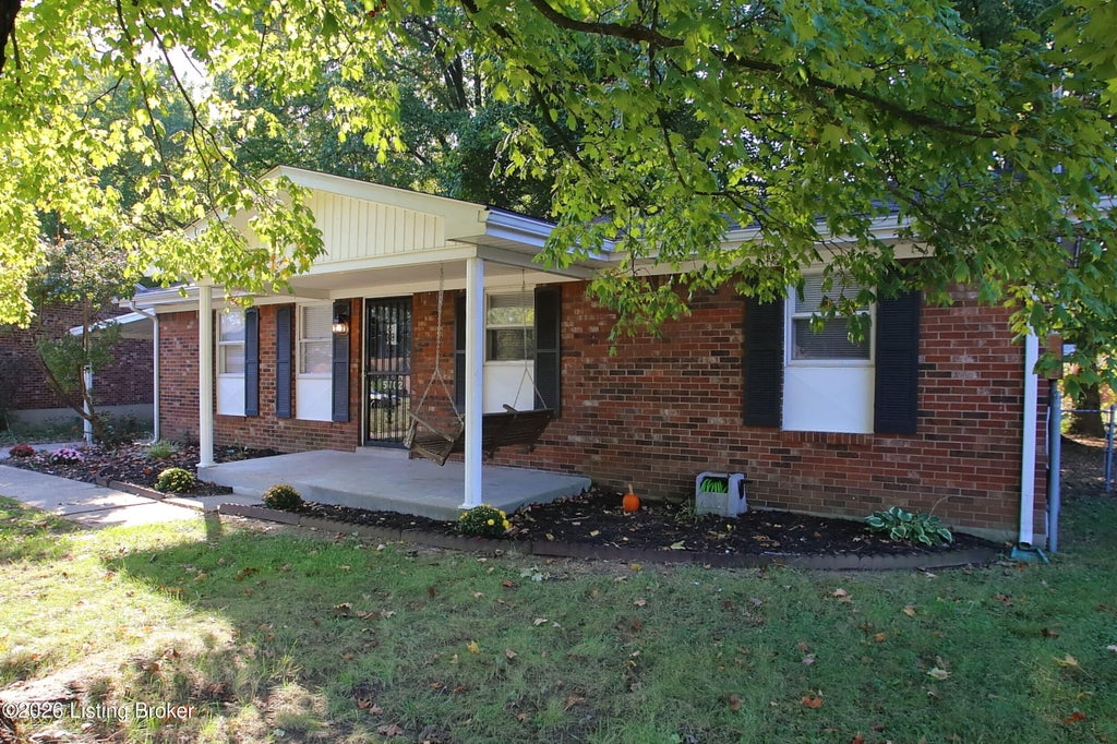 Photo of 5702 Maldon Dr, Louisville, KY 40216 (MLS # 1732817)