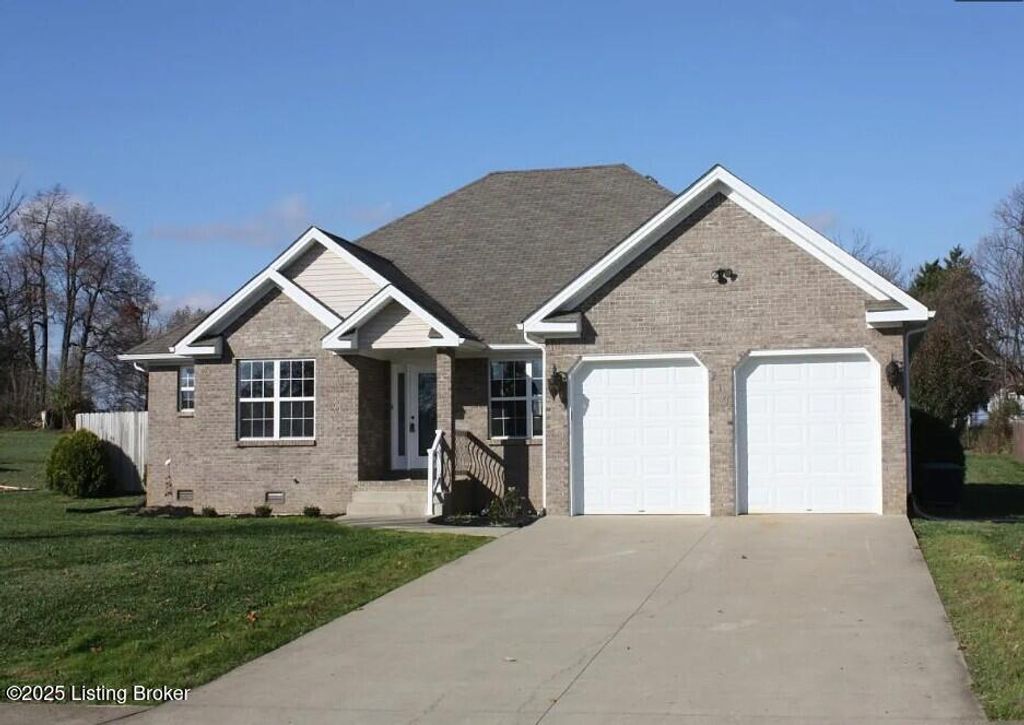 Photo of 219 Emmaus Cir, Elizabethtown, KY 42701 (MLS # 1702562)
